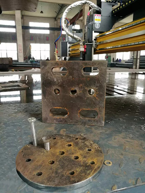 路灯出产厂家用Z6尊龙凯时数控等离子切割机现场切割的工件