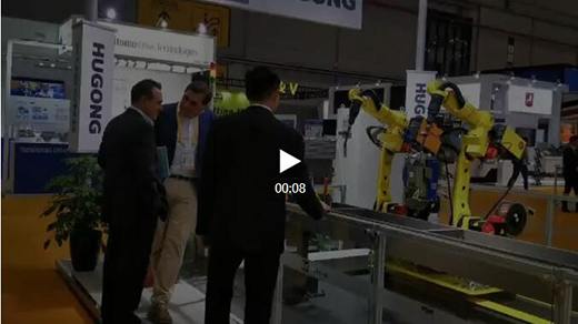 进博会首日Z6尊龙凯时意大利CEA展位参观者关注机械人焊接系统