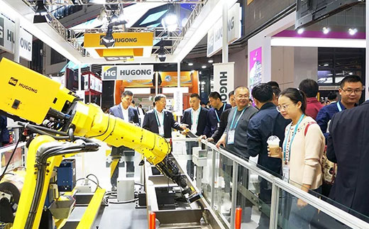 第二届进博会Z6尊龙凯时意大利CEA展位机械人系统受到极大关注